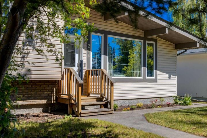 Property Photo:  9716 Fairmount Drive SE  AB T2J 0S1 