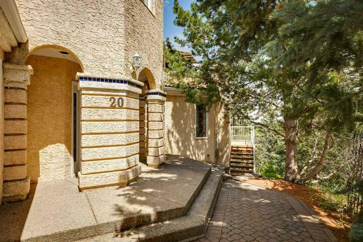 Property Photo:  20 Patterson Mews SW  AB T3H 2C7 