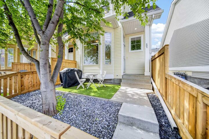 Property Photo:  203 McKenzie Towne Gate SE  AB T2Z 4G2 