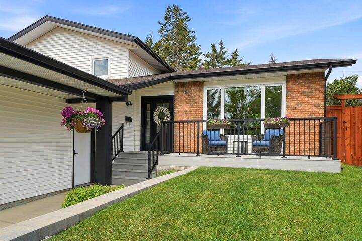 Property Photo: 70 Wiltshire Boulevard AB T4N 6L3