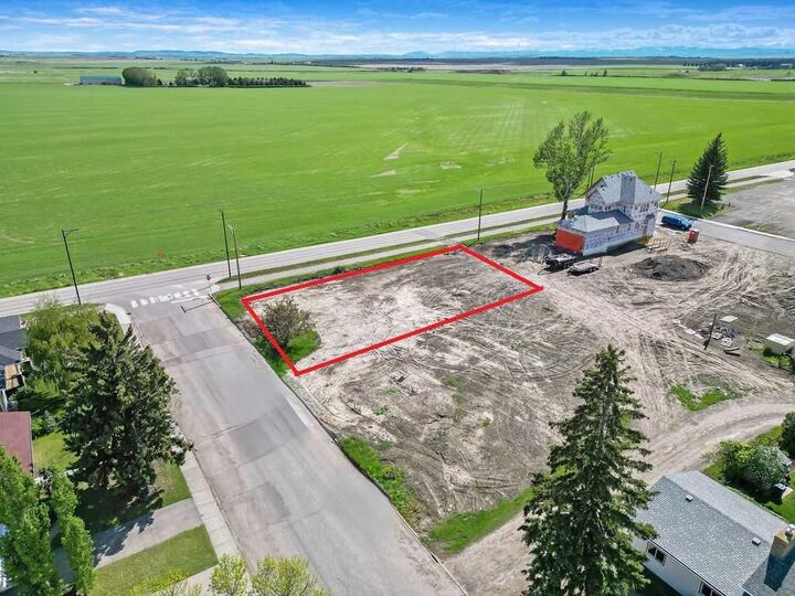 Property Photo:  1033 8 Street SW  AB T1V 1A9 