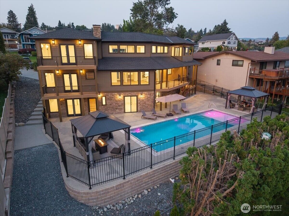 Property Photo:  755  Wapato Way  WA 98831 