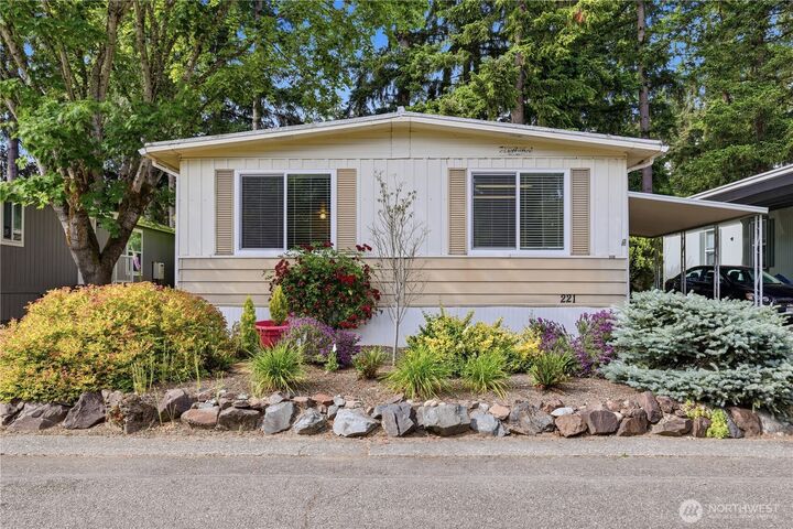 Property Photo: 18425 NE 95th Street 221 WA 98052