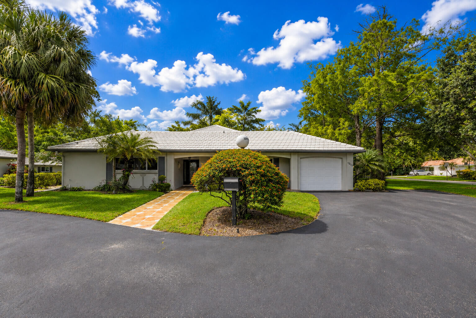 Property Photo:  1019 E Cypress Drive  FL 33069 