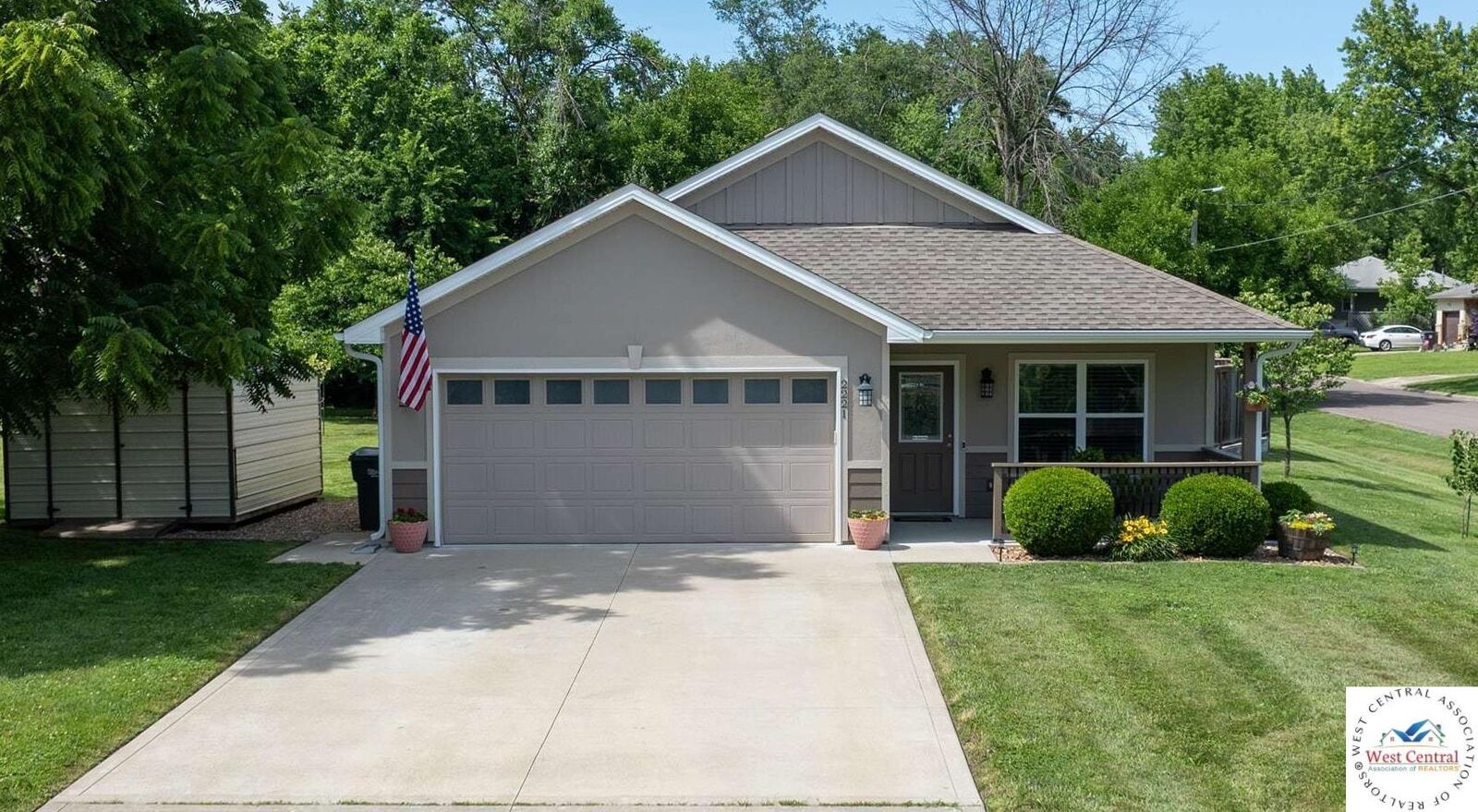 Property Photo: 2221 E 12th MO 65301
