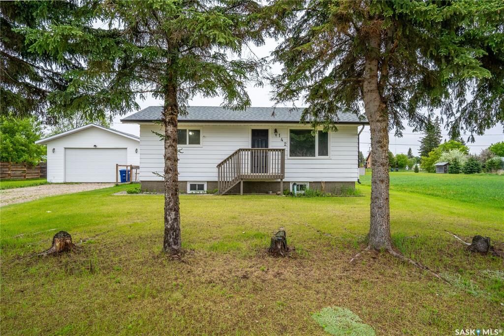 Property Photo:  142 2nd Street W  SK S0M 2K0 
