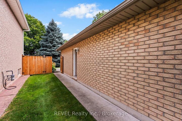 Property Photo: 98 Debora Drive ON L3M 4J3