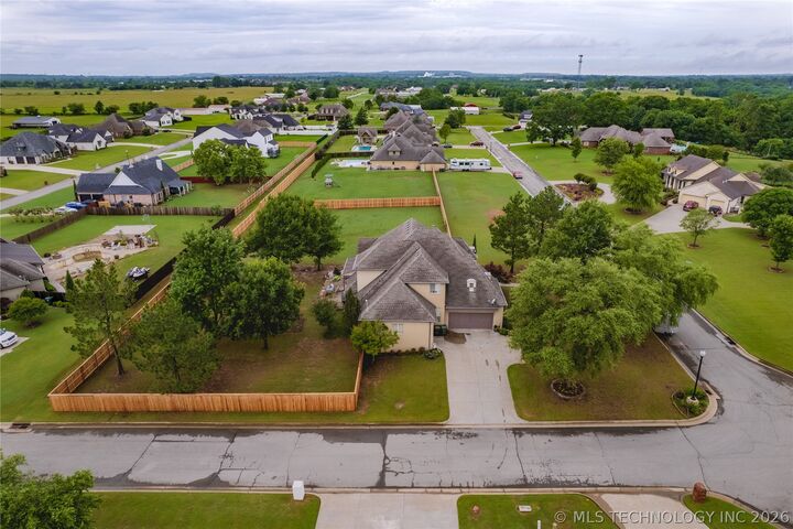 Property Photo: 1901 E Woodland Circle OK 74403