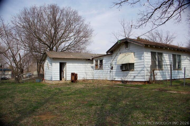 Property Photo:  706 S Layton  OK 74840 