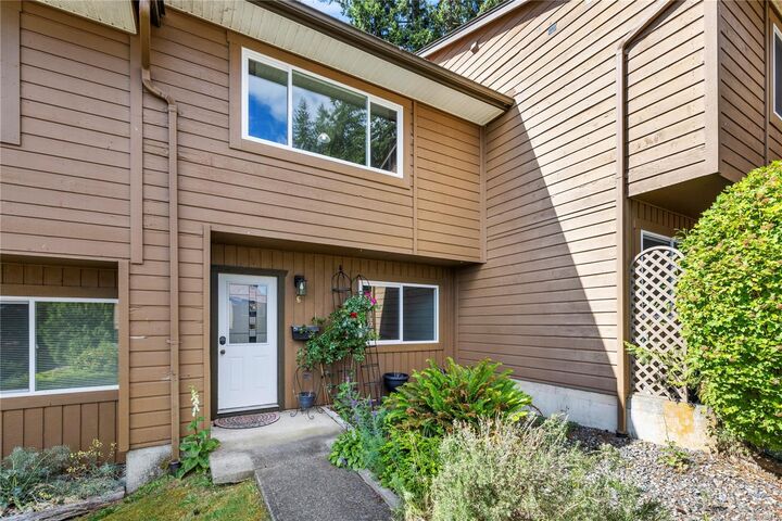 Property Photo: 855 Howard Ave #6 BC V9R 5V4