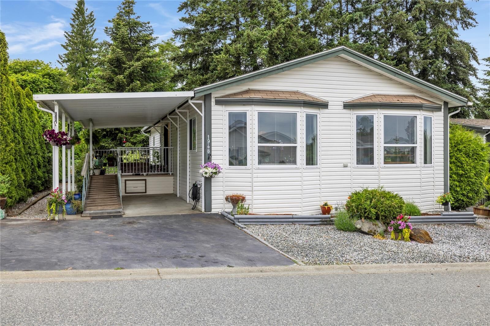 Property Photo: 1948 Valley Oak Dr BC V9R 6N1