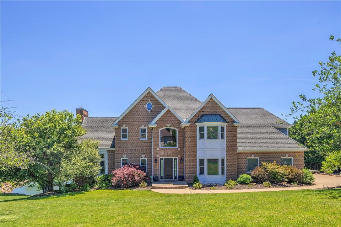 Property Photo:  7 Hawthorne Ln  PA 15642 