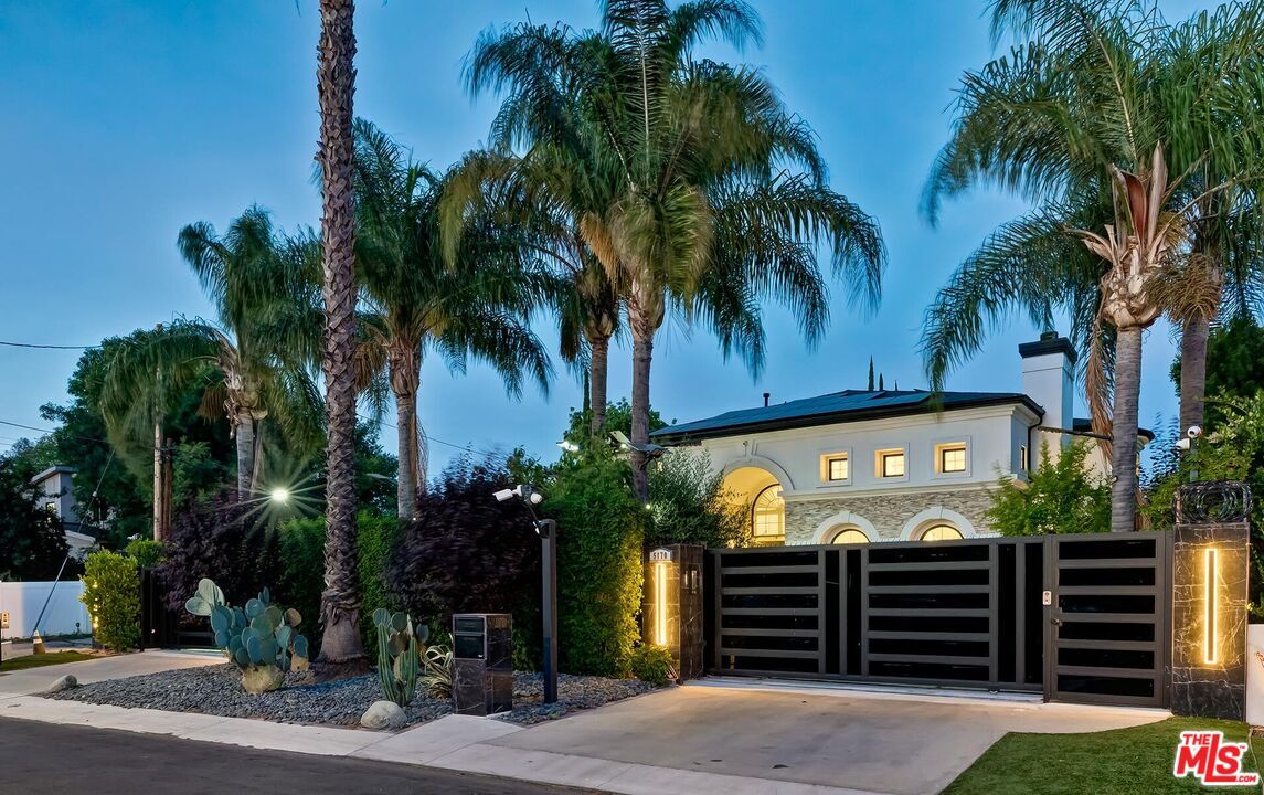 Property Photo: 5170 Gloria Ave CA 91436