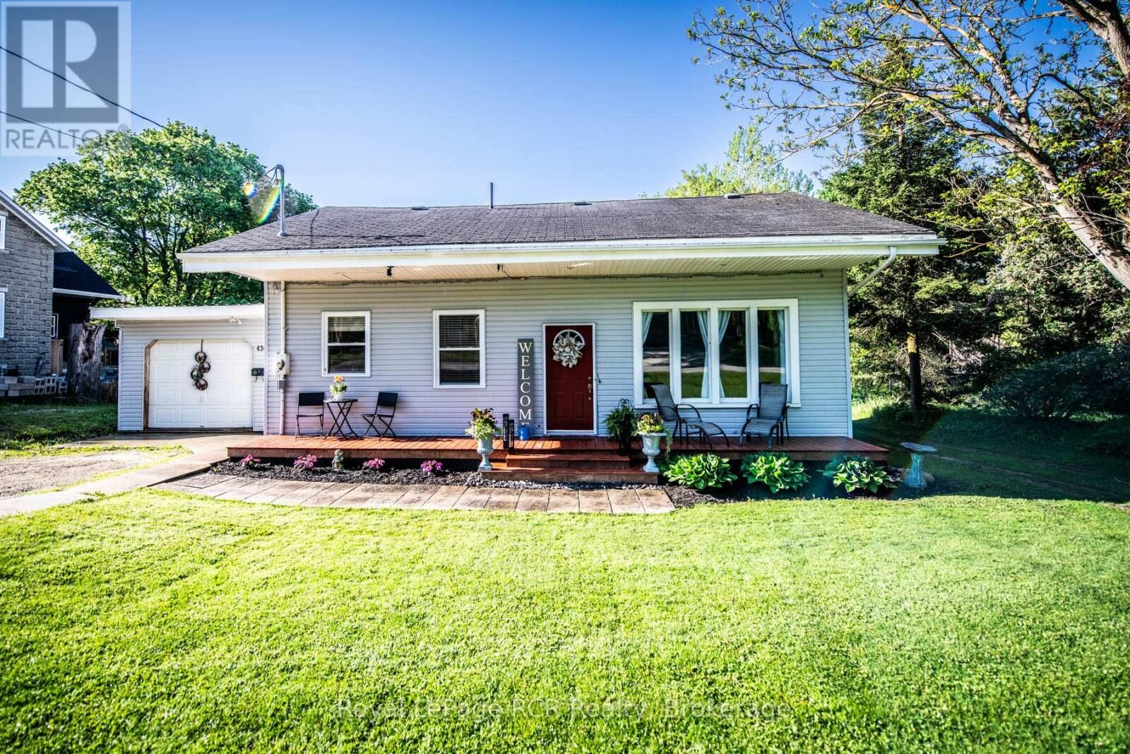 Property Photo: 430 Queen Street West Street West ON N0G 2L3