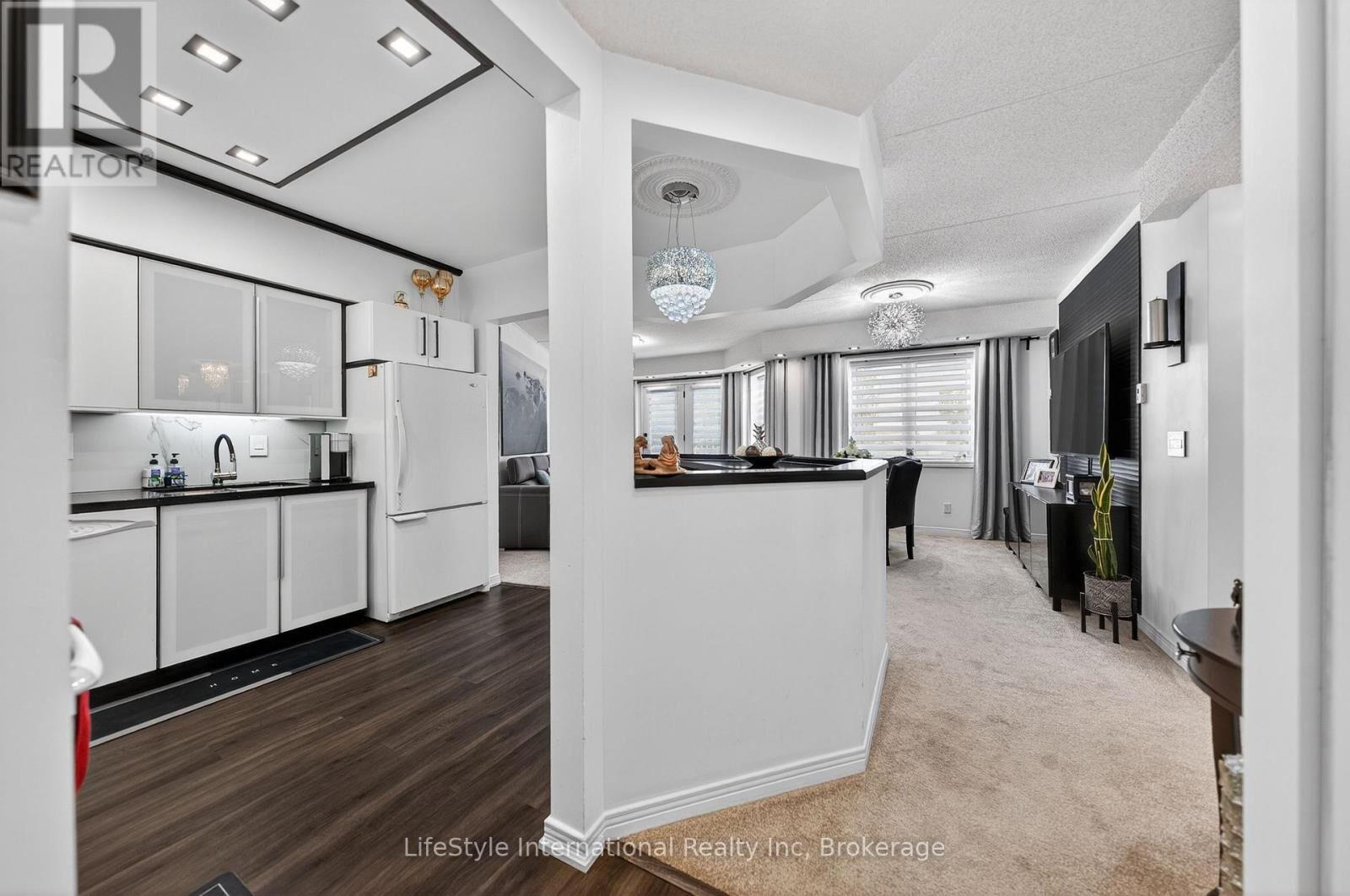 Property Photo: 208 Silvercreek Parkway North 213 ON N1H 8H2
