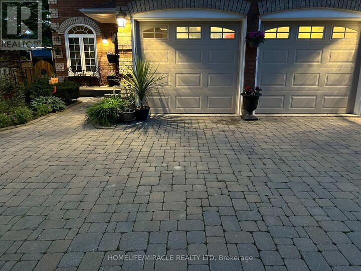 Property Photo:  5522 Fleur-De-Lis Court  ON L5R 2Z6 