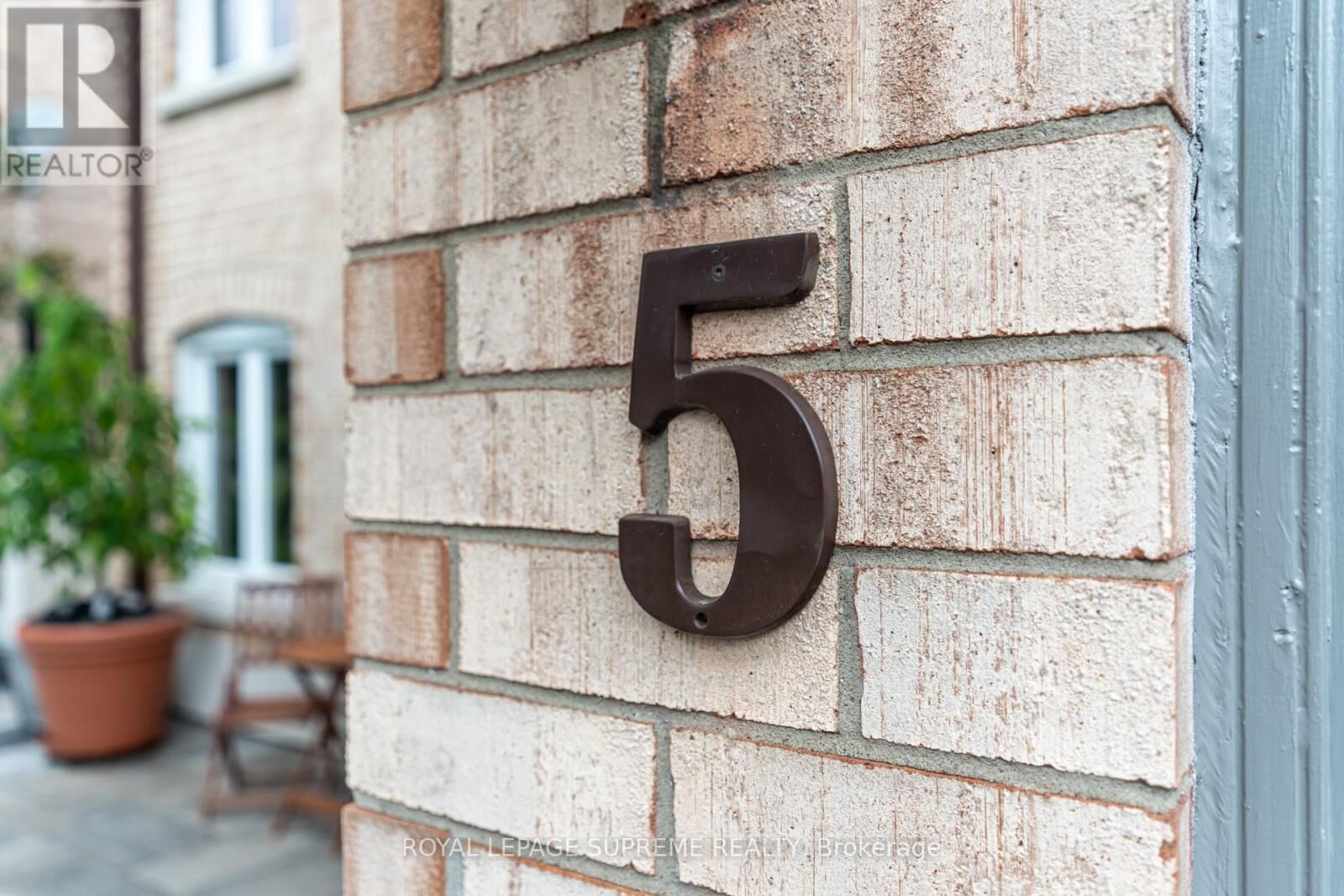 Property Photo:  5 Hacienda Court Unit 2  ON L6Z 3J2 