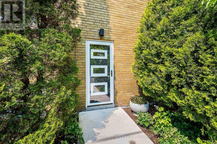 Property Photo: 40 Emerald Crescent # 1 ON M8V 2B6