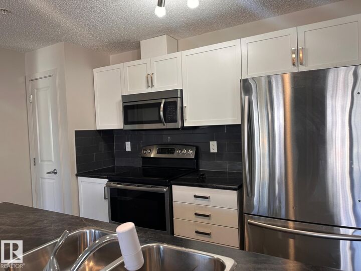 Photo de la propriété:  5515 7 Avenue SW  AB T6X 2A8 