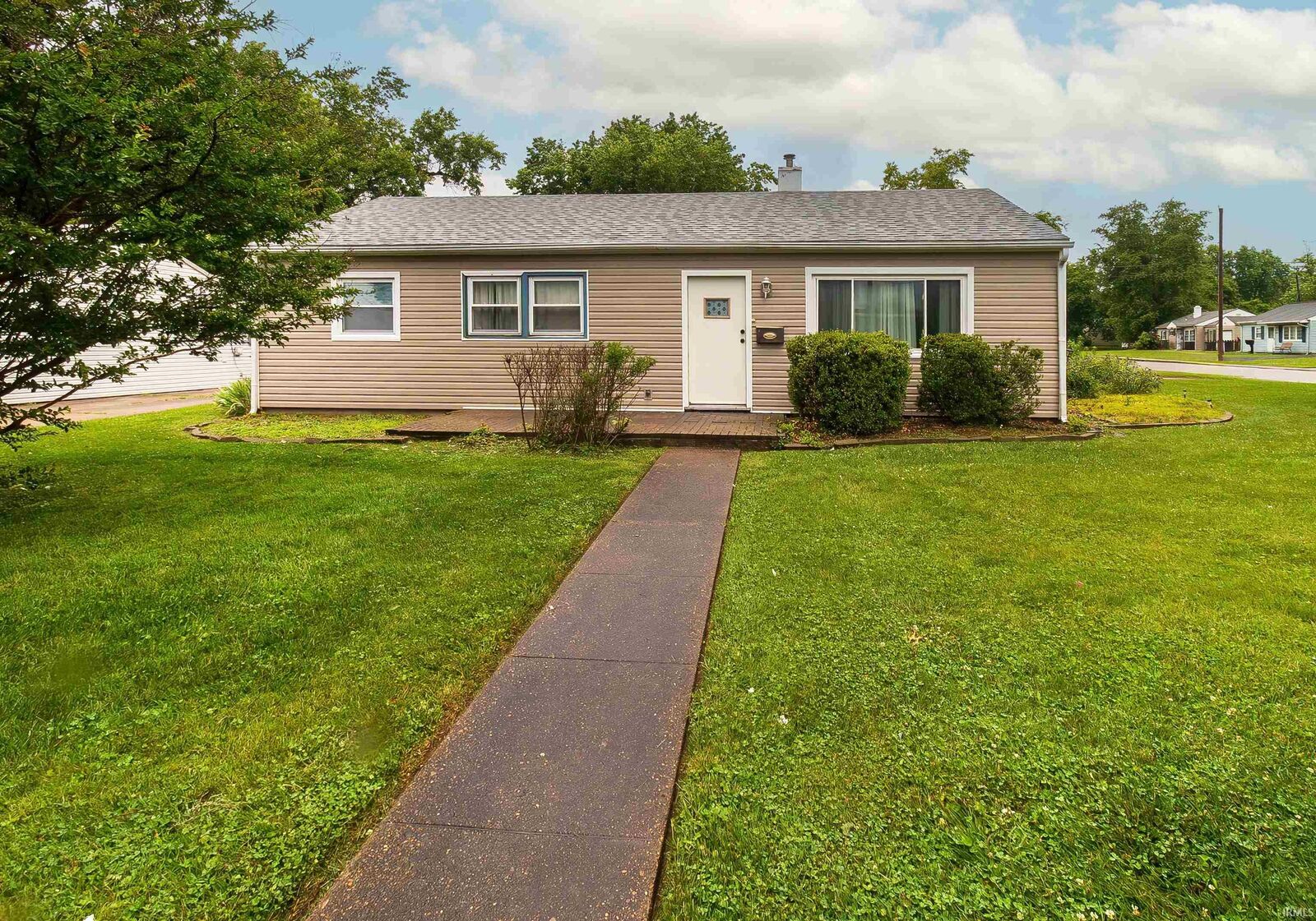 Property Photo: 601 W Mill Road IN 47710