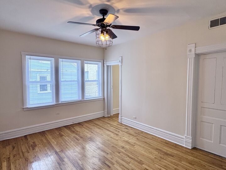 Property Photo: 3229 N Wilton Avenue 2R IL 60657