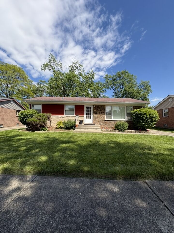 Property Photo:  443 Grosvenor Place  IL 60411 