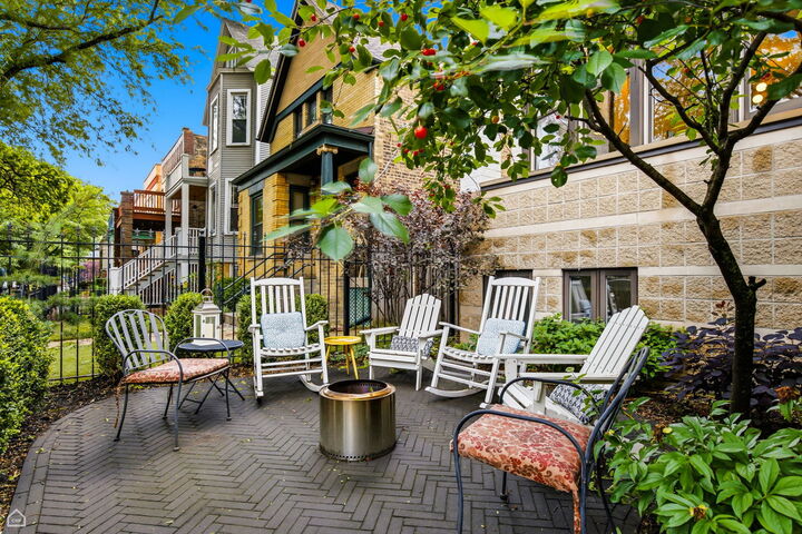 Property Photo:  1310 W Roscoe Street  IL 60657 