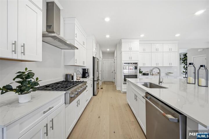 Property Photo:  22 Arlington Place  NJ 07036 