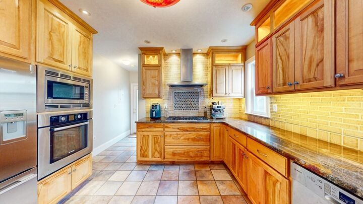 Property Photo:  435 E 7th St 2  MA 02127 