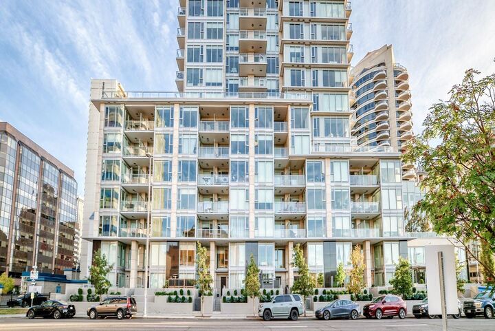 Property Photo: 1025 5 Avenue SW 1004 AB T2P 1N4