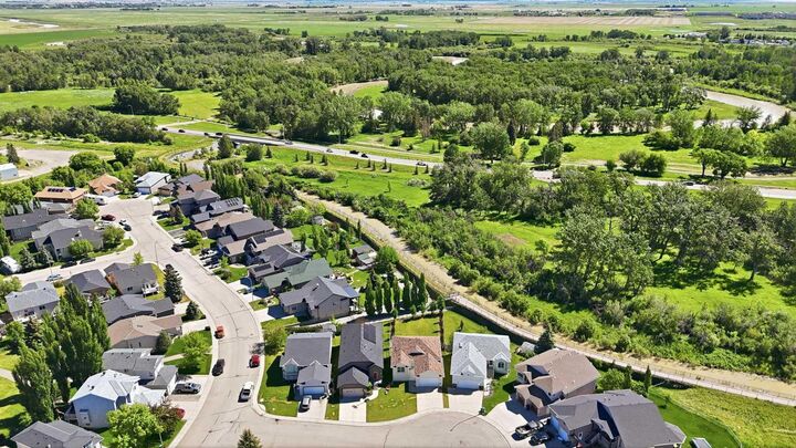 Property Photo:  408 Lineham Acres Bay NW  AB T1V 1T3 