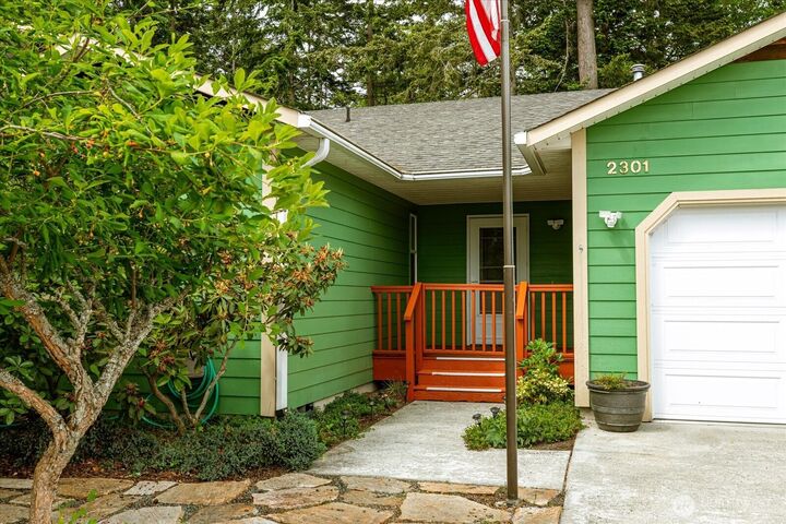 Property Photo:  2301 SW Rosario Place  WA 98277 
