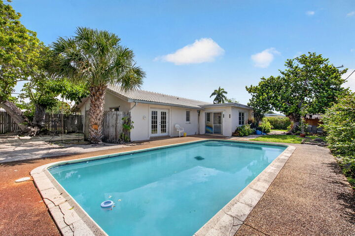 Property Photo: 1370 SW 27th Place FL 33426