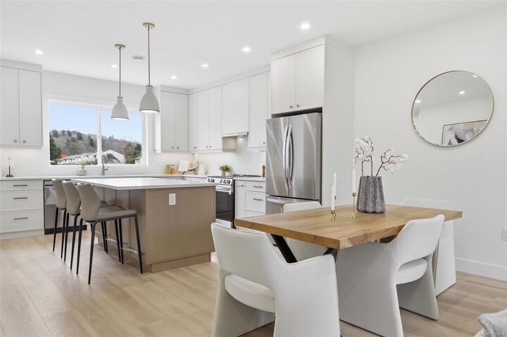 Property Photo: 621 Broadway St #1 BC V8Z 2G5