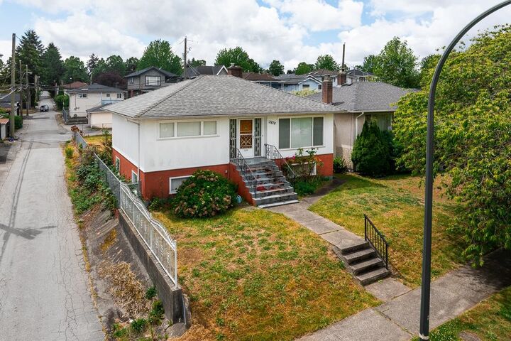 Property Photo: 3678 E 25th Avenue BC V5R 1K5