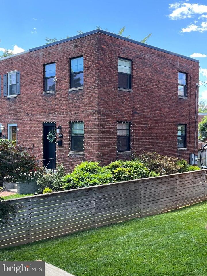 Property Photo:  625 S Henry Street  VA 22314 
