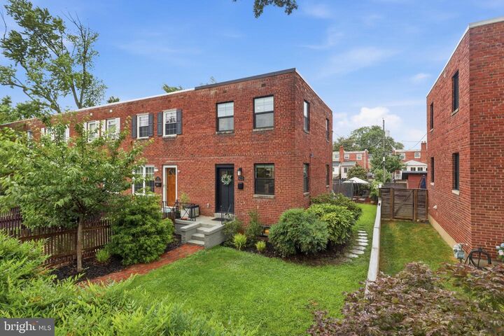 Property Photo:  625 S Henry Street  VA 22314 