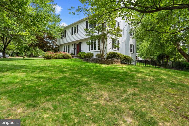 Property Photo:  1007 Westbriar Drive NE  VA 22180 