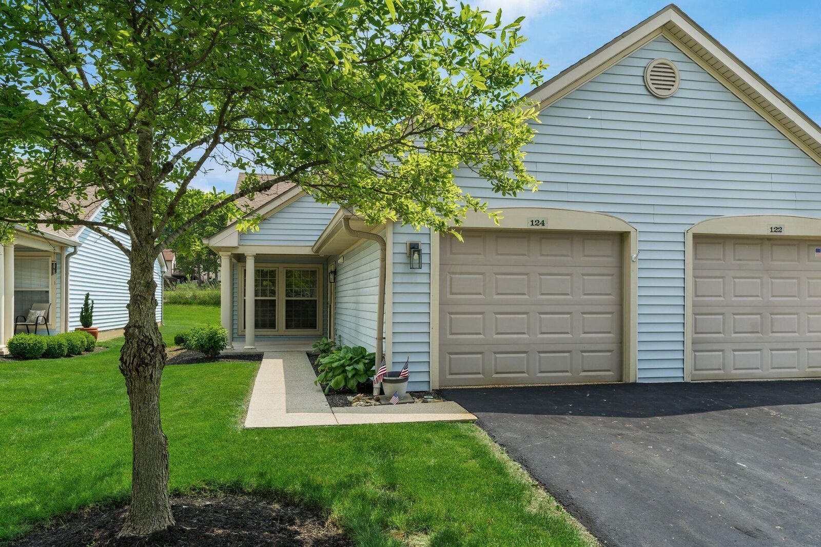 Property Photo: 124 Oak Creek Place OH 43230