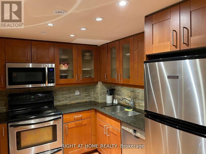 Property Photo:  65 Harbour Square 1907  ON M5J 2L4 