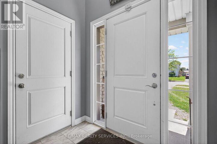 Property Photo:  26 Trent Avenue  ON L3C 5Y2 
