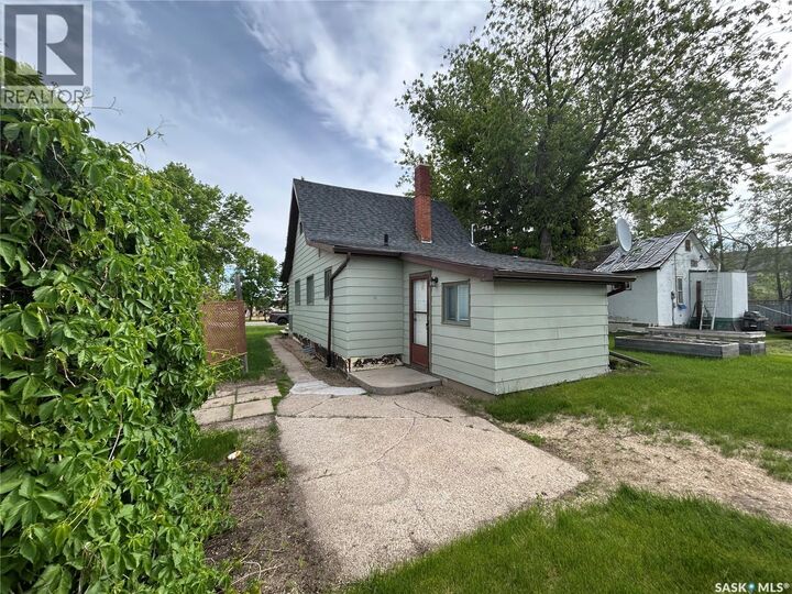 Property Photo:  1010 96th Avenue W  SK S0E 1T0 