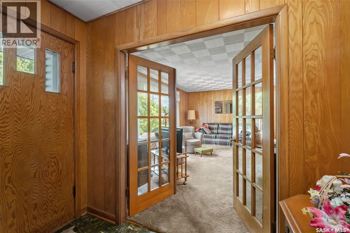 Property Photo:  405 21st Street W  SK S6V 4J5 