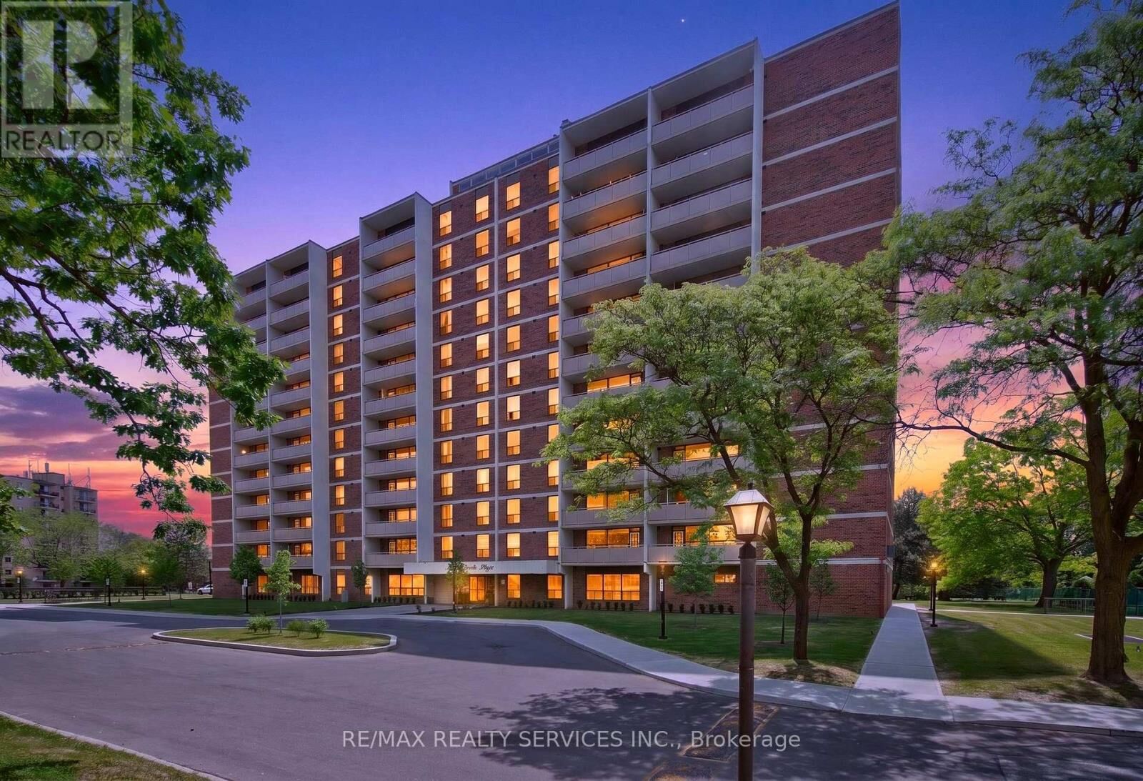 Property Photo: 3120 Kirwin Avenue 210 ON L5A 3R2