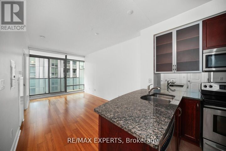 Property Photo: 18 Yorkville Avenue South 903 ON M4W 3Y8