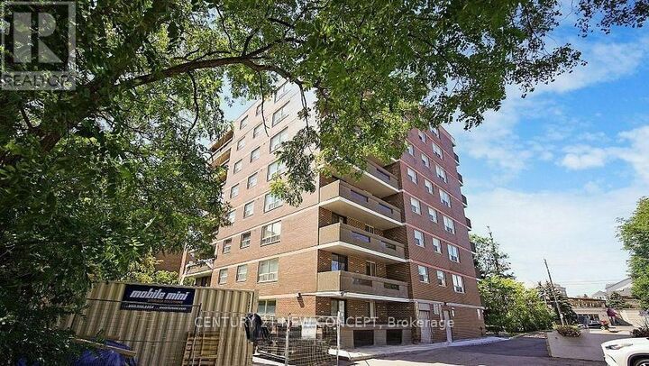 Property Photo: 7451 Yonge Street 101 ON L3T 2B4