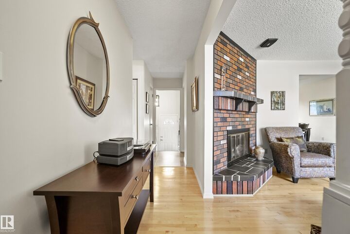 Photo de la propriété:  3208 70 Street NW  AB T6K 1L2 