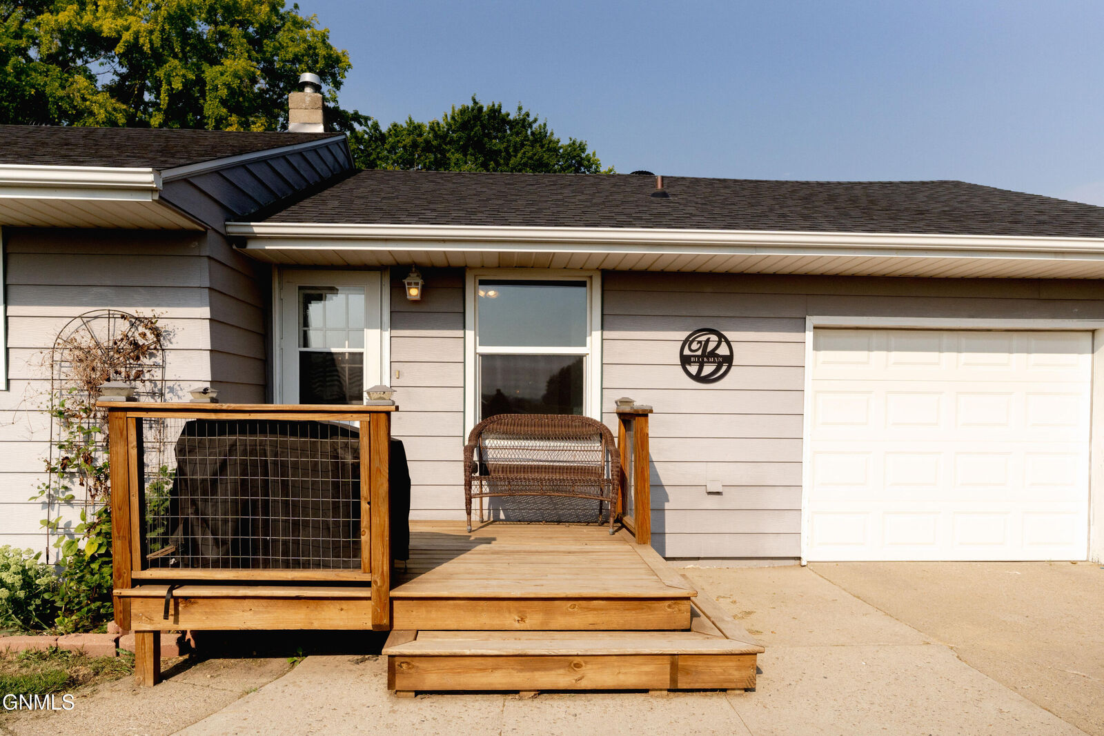 Property Photo:  2020 4th Avenue SW  ND 58401 