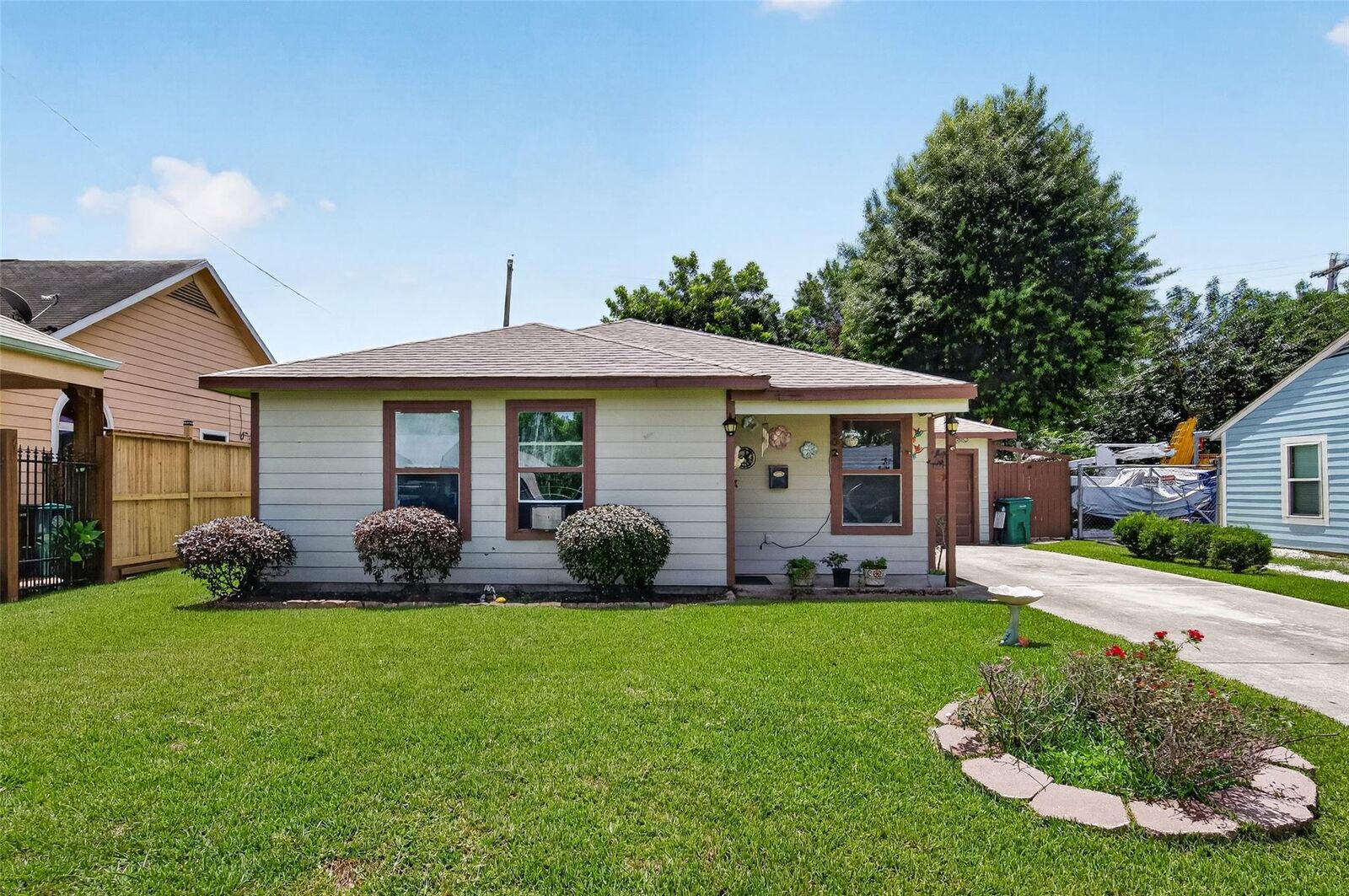 Property Photo:  2402 Raymond Street  TX 77506 