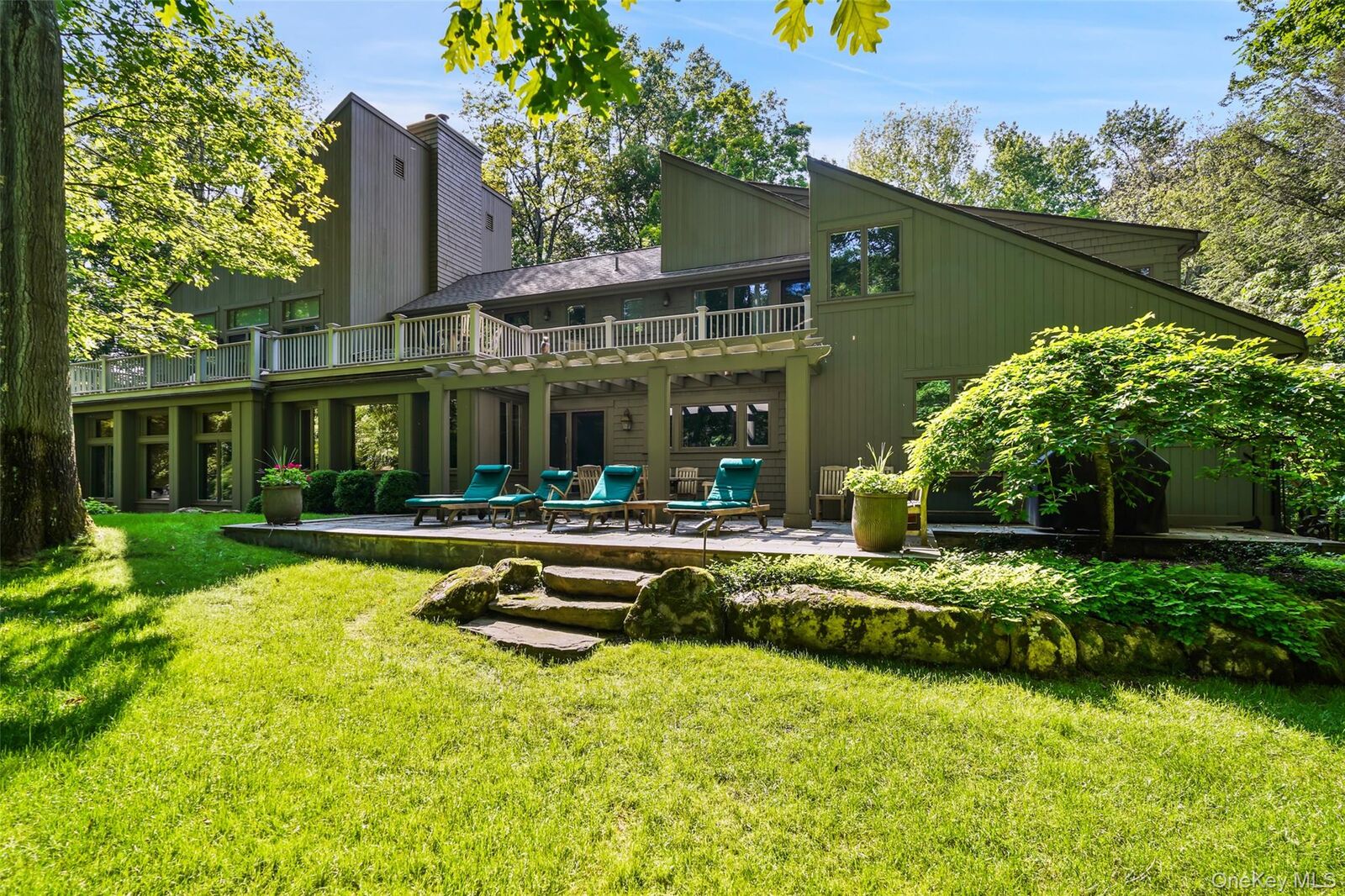 Property Photo:  17 Eastwoods Road  NY 10576 